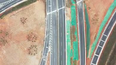 高速公路大型枢纽俯视拉升高清航拍视频的预览图